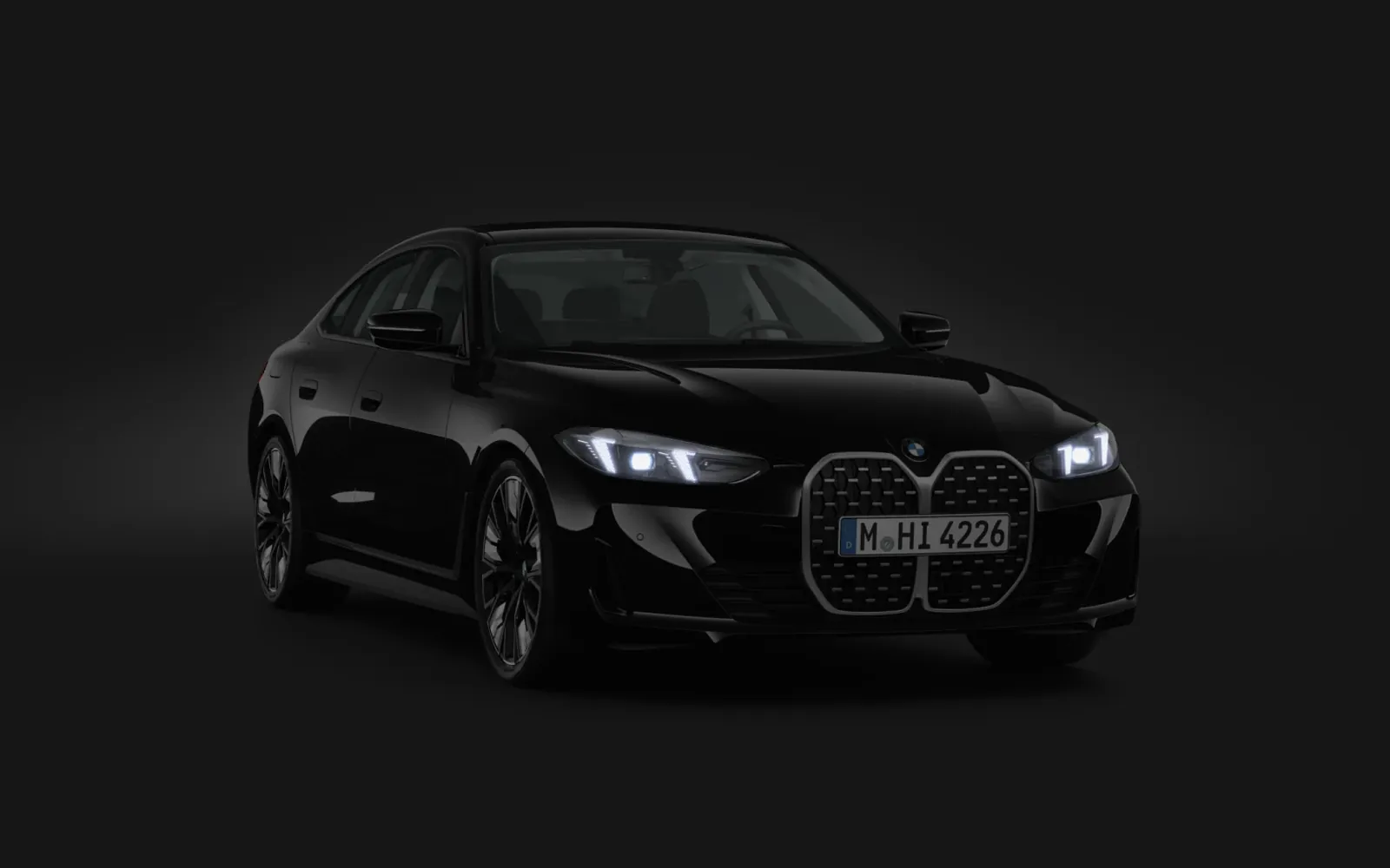 BMW 420d Gran Coupé nera con i fari accesi