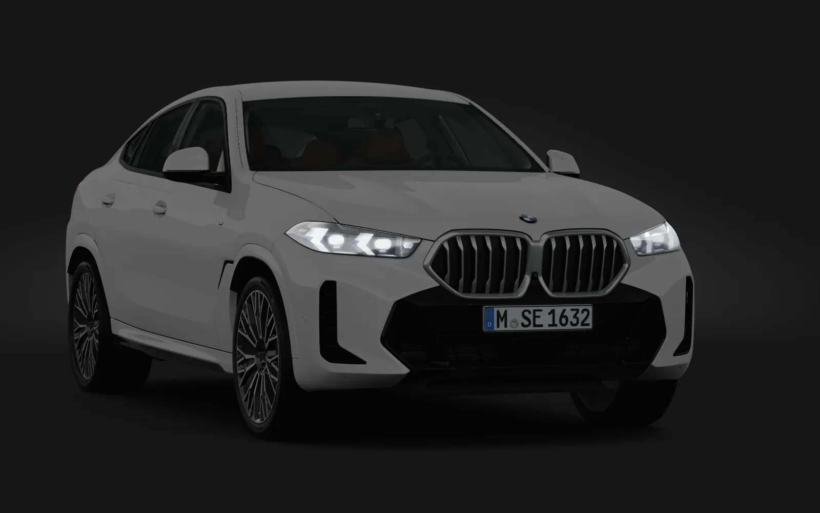 BMW X6 bianca con i fari accesi